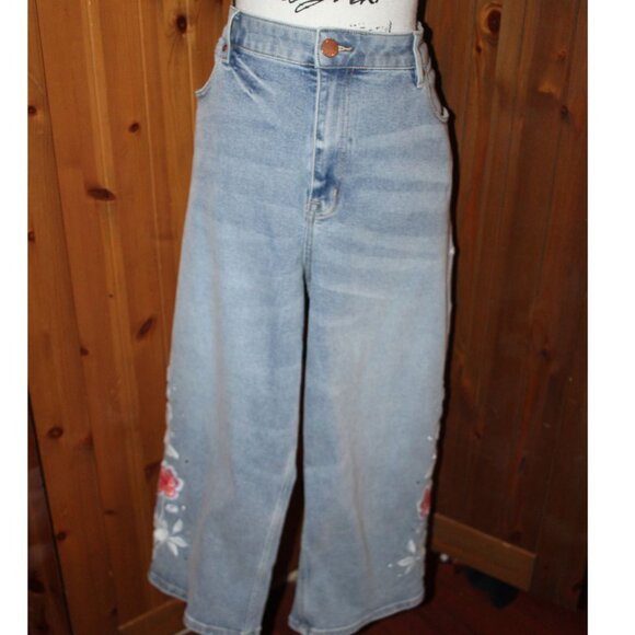 Lane Bryant Signiture Fit Straight Leg Crop Jean Embroidery and Rhinestone Sz 22 - Picture 2 of 13
